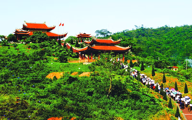 Nhà tưởng niệm Chủ tịch Hồ Chí Minh tại ATK Định Hóa (Thái Nguyên)-một trong những địa chỉ đỏ để học sinh, sinh viên tham quan, tìm hiểu lịch sử cách mạng.