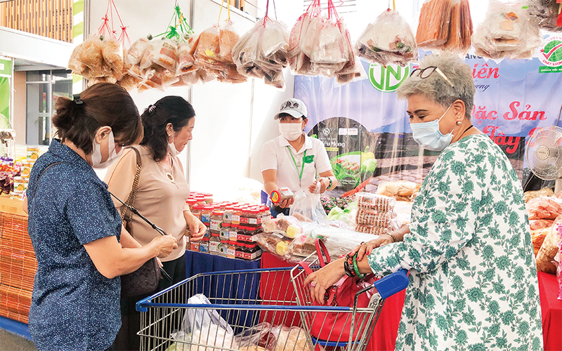 Người dân thành phố sắm Tết sớm.