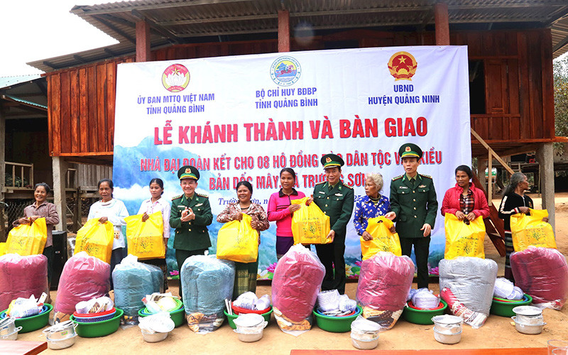Cán bộ, chiến sĩ Bộ đội Biên phòng Quảng Bình khánh thành, bàn giao nhà Đại đoàn kết và tặng quà Tết cho đồng bào dân tộc thiểu số ở xã Trường Sơn, huyện Quảng Ninh.