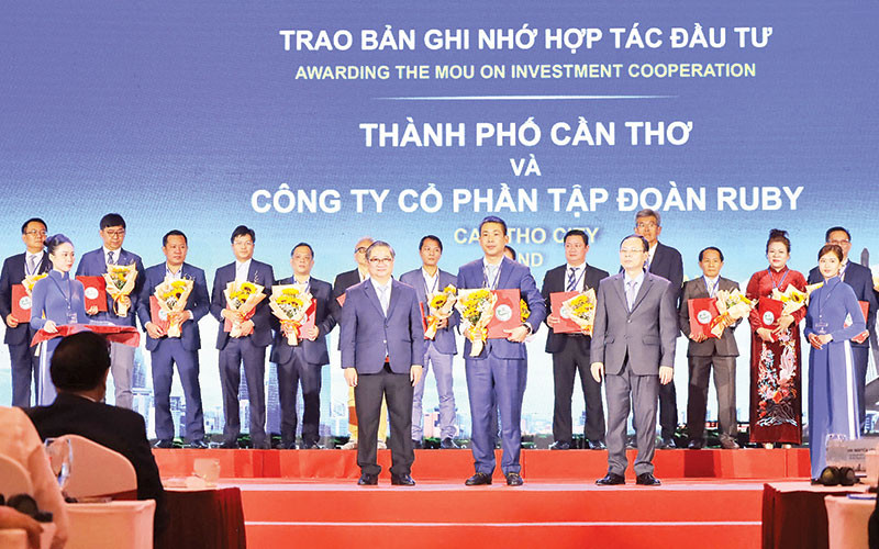 Lãnh đạo thành phố Cần Thơ trao bản ghi nhớ hợp tác đầu tư cho doanh nghiệp tại hội nghị công bố quy hoạch.