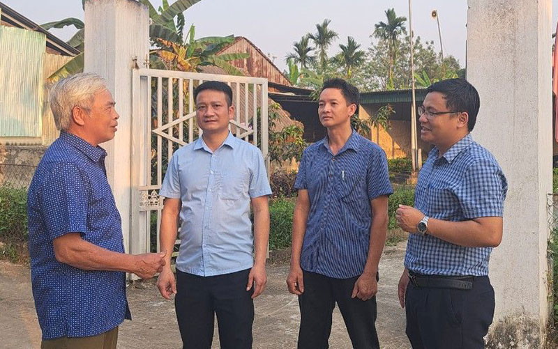 Cán bộ, đảng viên Chi bộ thôn 10, xã Phúc Đồng, huyện Kỳ Anh trao đổi kinh nghiệm thực hiện các tiêu chí nông thôn mới nâng cao.