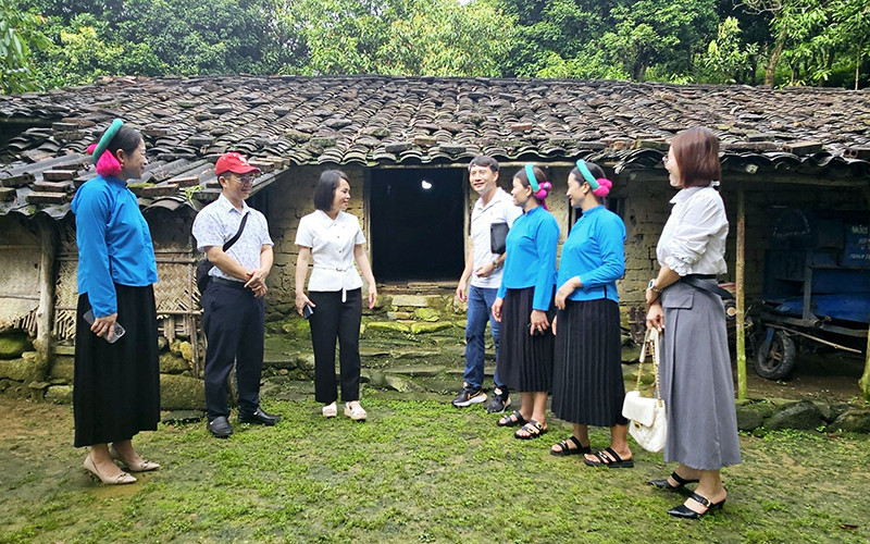 Khách du lịch tham quan nhà cổ của dân tộc Sán Chỉ ở Khu du lịch cộng đồng xã Đại Dực, huyện Tiên Yên, tỉnh Quảng Ninh. (Ảnh QUANG THỌ)