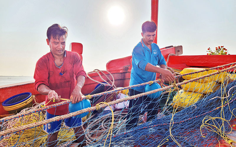 Ngư dân kiểm tra, chuẩn bị ngư cụ cho chuyến đi biển đầu xuân.