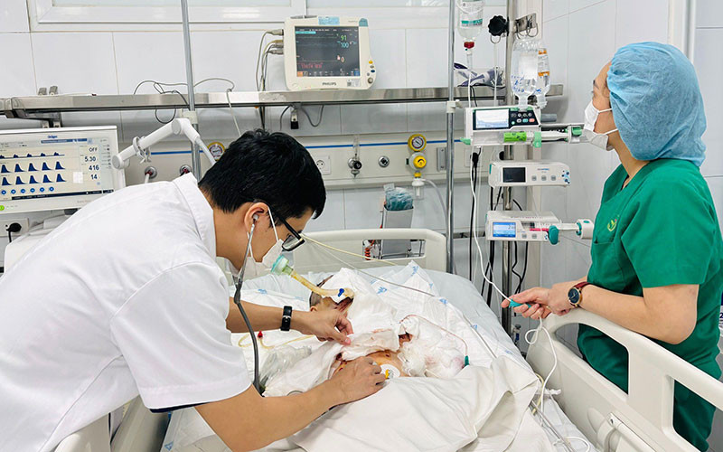 Các bác sĩ theo dõi, đánh giá vết thương do thiết bị điện tử phát nổ, sau phẫu thuật.