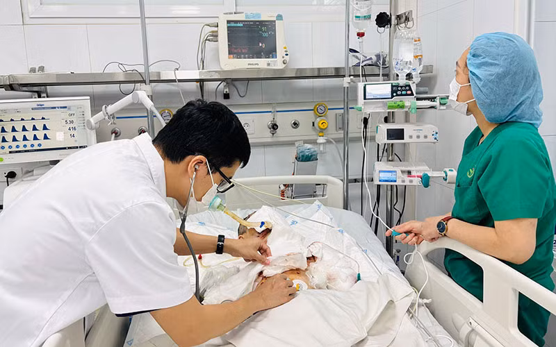 Các bác sĩ theo dõi, đánh giá vết thương do thiết bị điện tử phát nổ, sau phẫu thuật.