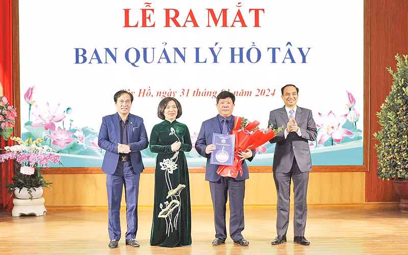 Lãnh đạo quận Tây Hồ trao quyết định bổ nhiệm Trưởng ban quản lý hồ Tây. (Ảnh: QUỐC TOẢN)