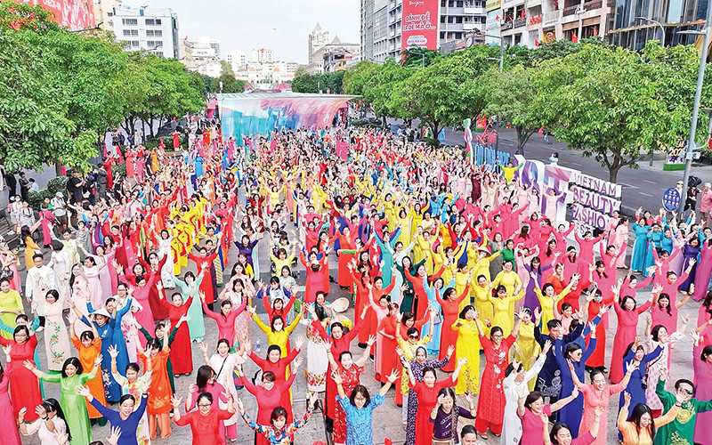 Đồng diễn áo dài trên phố Nguyễn Huệ trong khuôn khổ Lễ hội Áo dài thành phố lần thứ 11, năm 2025. (Ảnh CTV)