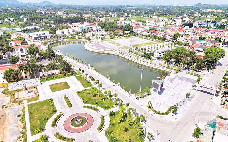 Quảng trường huyện Lập Thạch được xây dựng khang trang.