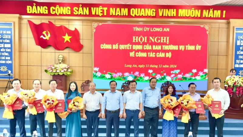 Lãnh đạo Tỉnh ủy và Ủy ban nhân dân tỉnh Long An trao các quyết định cho 7 cán bộ được điều động và bổ nhiệm. 