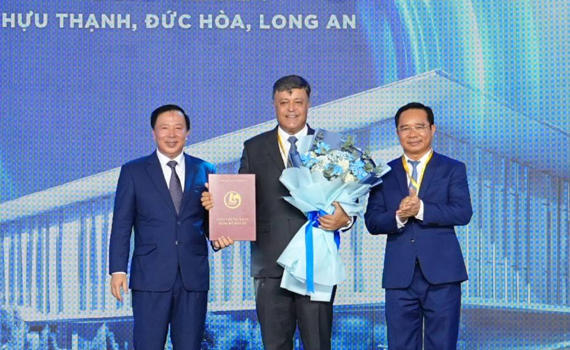 Bí thư Tỉnh ủy Long An Nguyễn Văn Được (phải), Chủ tịch Ủy ban nhân tỉnh Long An (trái) trao chứng nhận đầu tư cho Suntory Pepsico Việt Nam.