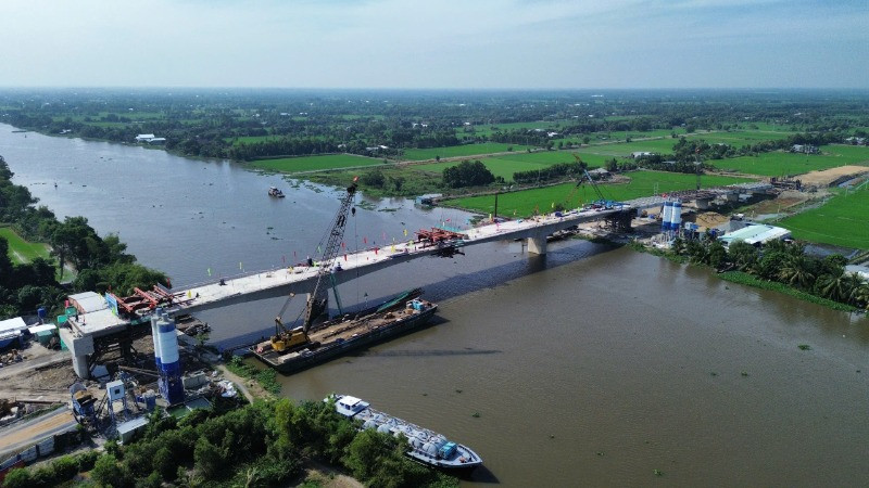 Cầu bắc qua sông Vàm Cỏ Đông nối hai huyện Đức Huệ và Đức Hòa (Long An) chính thức hợp long.