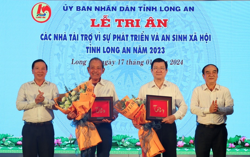 Lãnh đạo tỉnh Long An tặng hoa tri ân nguyên Chủ tịch nước Trương Tấn Sang và nguyên Phó thủ tướng Chính phủ Trương Hòa Bình.