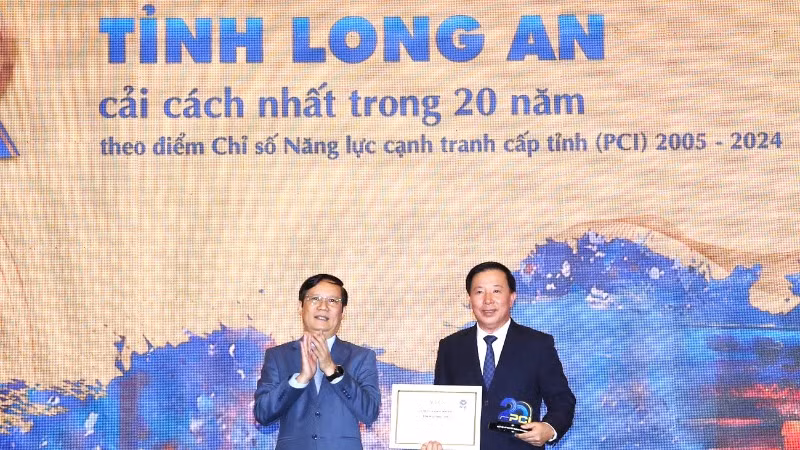 Chủ tịch VCCI, Phạm Tấn Công trao giấy chứng nhận cho tỉnh Long An với vị trí thứ 2/63 tỉnh, thành phố cải cách nhất trong 20 qua.