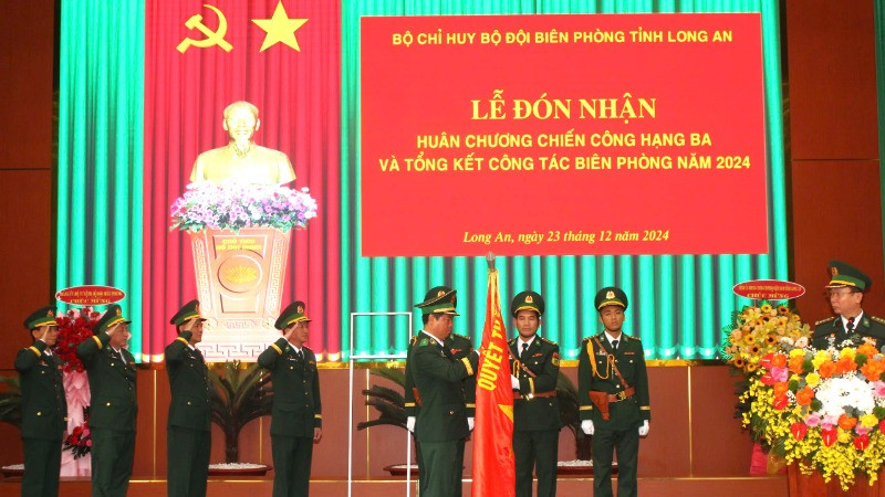 Thiếu tướng Trần Ngọc Hữu, Phó Tư lệnh Bộ đội Biên phòng thừa ủy Chủ tịch nước trao Huân chương Chiến công hạng Ba cho Bộ Chỉ huy Bộ đội biên phòng Long An.