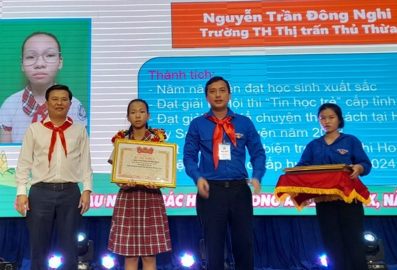 Lãnh đạo tỉnh Long An và Tỉnh đoàn trao hoa và quà cho học sinh đạt danh hiệu Cháu ngoan Bác Hồ. 