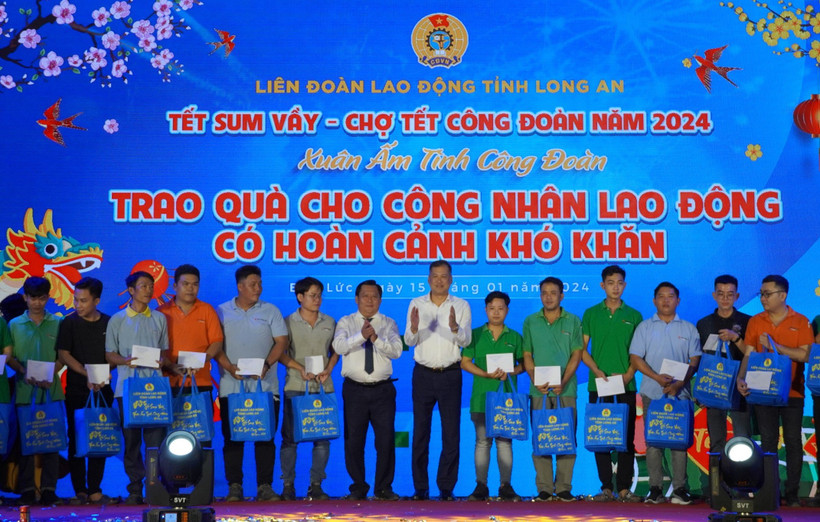 Lãnh đạo Tổng Liên đoàn Lao động Việt Nam và tỉnh Long An trao quà Tết cho công nhân lao động đang làm việc tại Long An. 