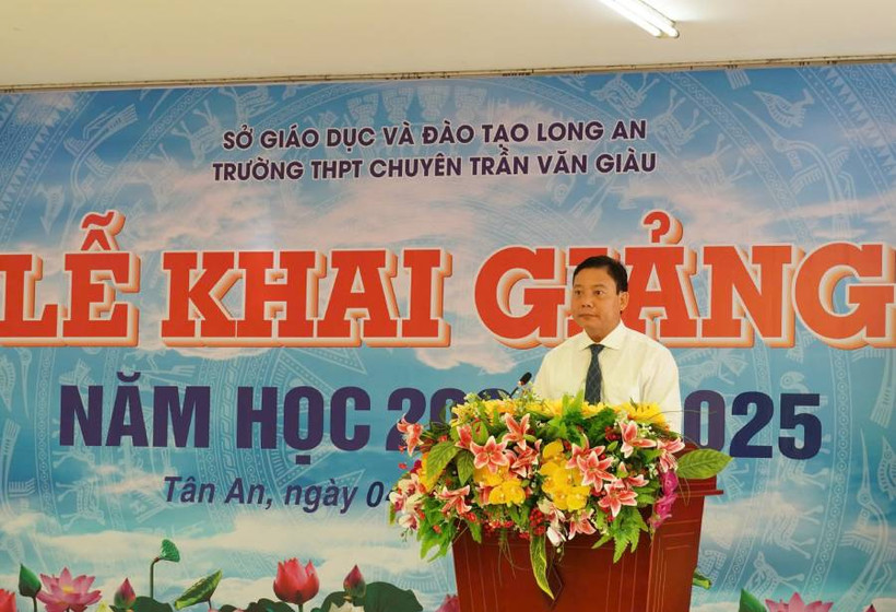 Phó Chủ tịch Ủy ban nhân tỉnh Long An Phạm Tấn Hòa công bố Quyết định về việc đổi tên trường.