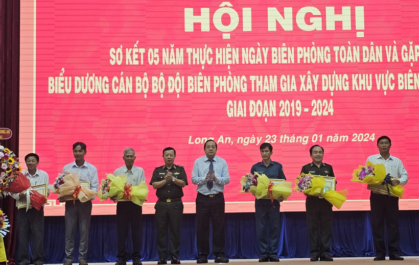 Lãnh đạo Bộ Tư lệnh Bộ đội Biên phòng và tỉnh Long An trao Bằng khen cho các tập thể và cá nhân. 