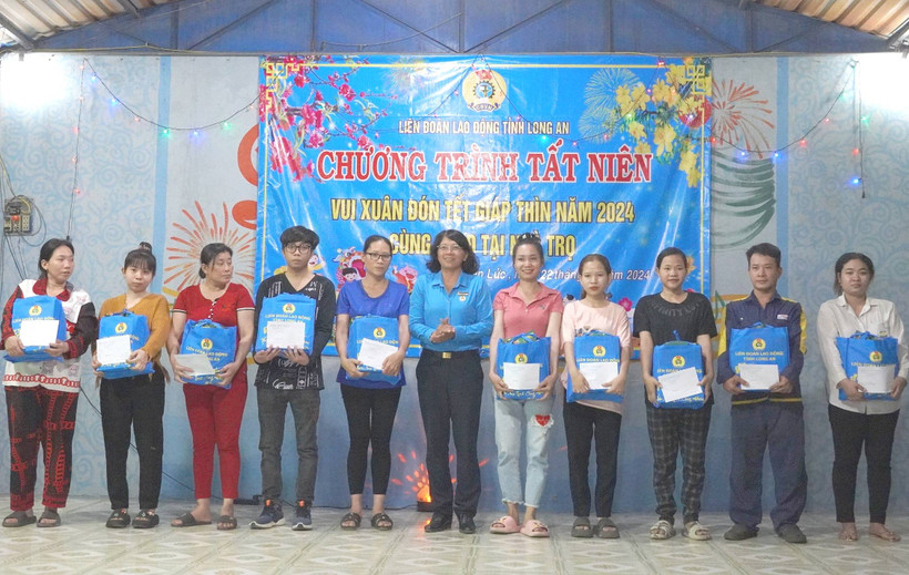 Lãnh đạo Liên đoàn Lao động Long An trao quà Tết cho công nhân tại khu nhà trọ Mười Phương (ấp 1, xã Mỹ, Bến Lức, Long An).