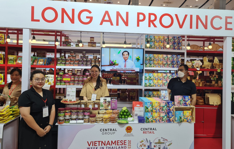 Sản phẩm nông sản tươi, nông sản chế biến, thực phẩm chế biến, đồ uống, hàng thủ công mỹ nghệ của doanh nghiệp Long An tham gia “Tuần hàng Việt Nam tại Thái Lan".