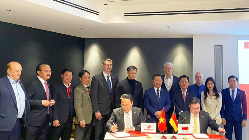 Đoàn công tác tỉnh Long An và Lãnh đạo Tập đoàn QuickPack chứng kiến Đồng Tâm Group và QuickPack ký kết ghi nhớ về việc cho thuê đất đầu tư nhà máy 30 triệu EUR trong khu công nghiệp Đông Nam Á Long An.