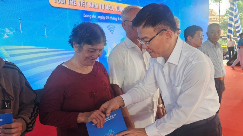 Phó Thủ tướng Chính phủ Lê Thành Long tặng quà cho gia đình có hoàn cảnh khó khăn trên địa bàn huyện Bến Lức, Long An