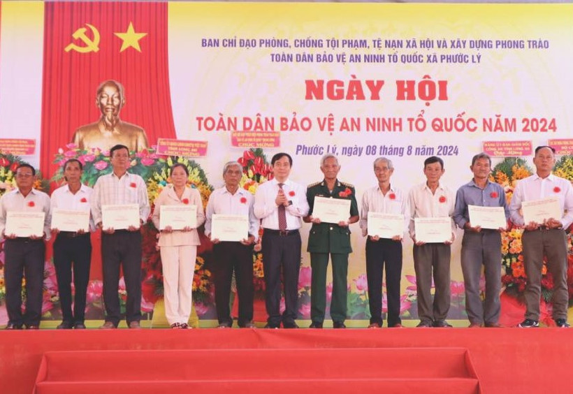 Phó Ban Tuyên giáo Trung Ương Phan Xuân Thủy tặng quà của Trung ương cho người có công, gia đình chính sách trên địa bàn xã Phước Lý, huyện Cần Giuộc, Long An.