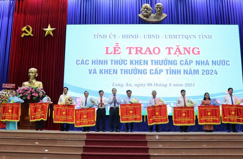 Lãnh đạo tỉnh Long An thừa ủy quyền của Thủ tướng Chính phủ trao Cờ Thi đua của Thủ tướng cho các tập thể. 