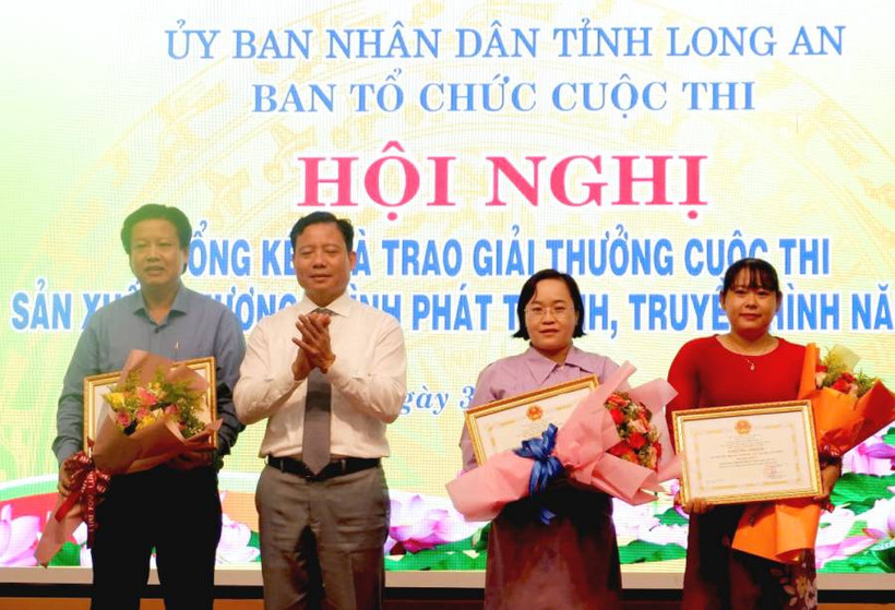 Lãnh đạo tỉnh Long An trao giải Nhất, Nhì và Ba cho các đơn vị đạt giải. 