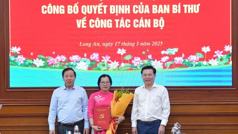 Lãnh đạo Tỉnh ủy và Ủy ban nhân tỉnh Long An trao quyết định và hoa cho Đồng chí Nguyễn Thị Thúy.