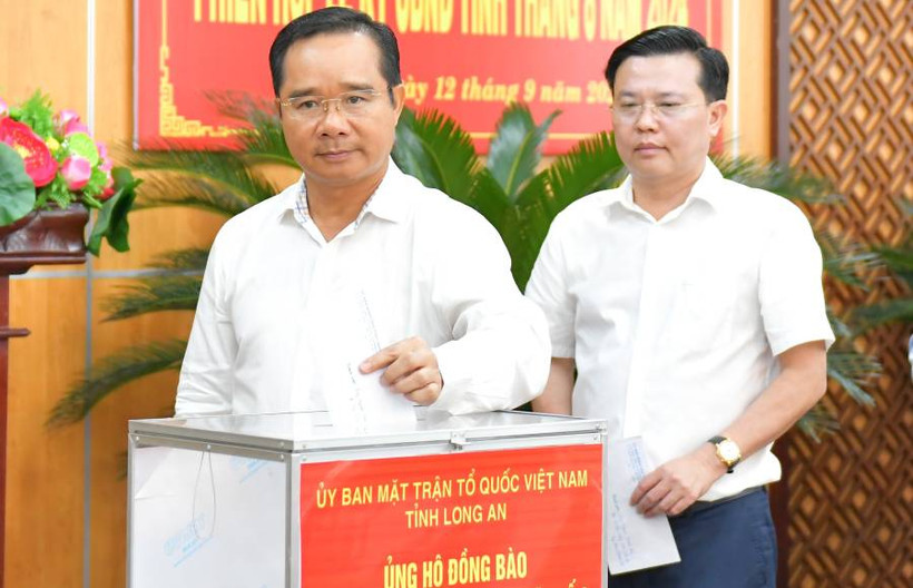 Bí thư Tỉnh Ủy Long An Nguyễn Văn Được và Phó Bí thư Tỉnh Ủy Nguyễn Thanh Hải đóng góp ủng hộ đồng bào bị thiệt hại do bão số 3.