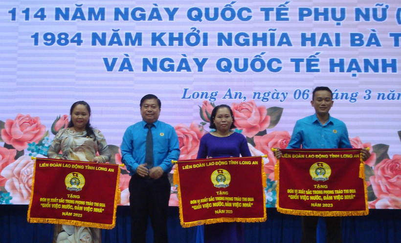 Chủ tịch Liên đoàn Lao động Long An Nguyễn Văn Quí tặng cờ thi đua cho 3 tập thể “Giỏi việc nước, đảm việc nhà”.