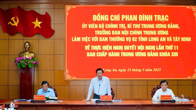 Ủy viên Bộ Chính trị, Bí thư Trung ương Đảng, Trưởng Ban Nội chính Trung ương Phan Đình Trạc làm việc với Ban Thường vụ hai tỉnh Long An và Tây Ninh.