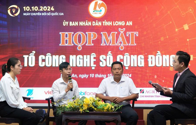 Các thành viên Tổ công nghệ số tại các địa phương tọa đàm chia sẻ kinh nghiệm tại buổi họp mặt. 