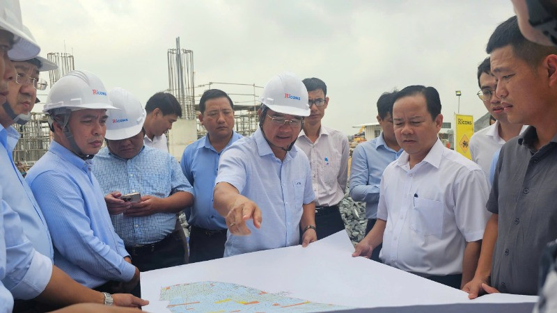 Bí thư Tỉnh ủy Nguyễn Văn Được kiểm tra tiến độ thi công đường Vành đai 3-Thành phố Hồ Chí Minh đoạn qua Long An.