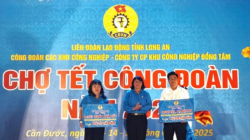 Liên đoàn Lao động tỉnh Long An trao quà và vé tàu, xe và máy bay cho Công đoàn các khu công nghiệp để trao lại cho người lao động. 