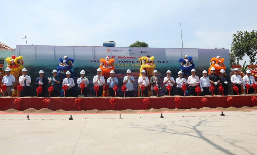 Nguyên lãnh đạo Trung ương và lãnh đạo tỉnh Long An qua các thời kỳ tiến hành động thổ xây dựng trường Nguyễn Thị Một.