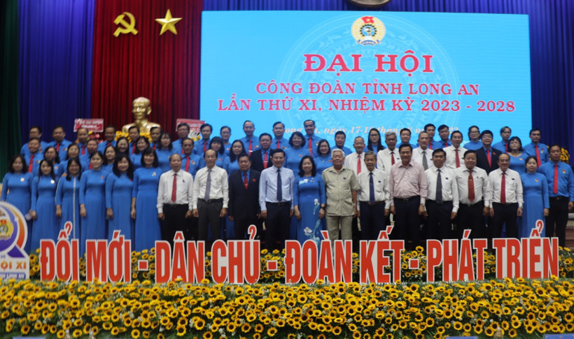 Ban Chấp hành Liên đoàn Lao động tỉnh Long An khóa XI, nhiệm kỳ 2023-2028 chụp hình lưu niệm với lãnh đạo Tổng Liên đoàn Lao động Việt Nam cùng lãnh đạo tỉnh qua các thời kỳ.