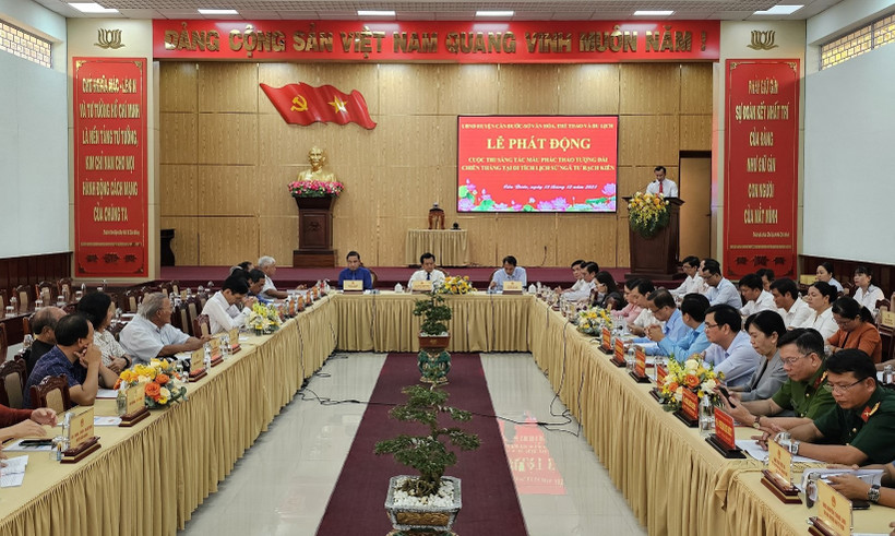 Quang cảnh buổi tọa đàm và phát động cuộc thi phác thảo mẫu Tượng đài chiến thắng tại Di tích lịch sử Ngã tư Rạch Kiến (Cần Đước, Long An).