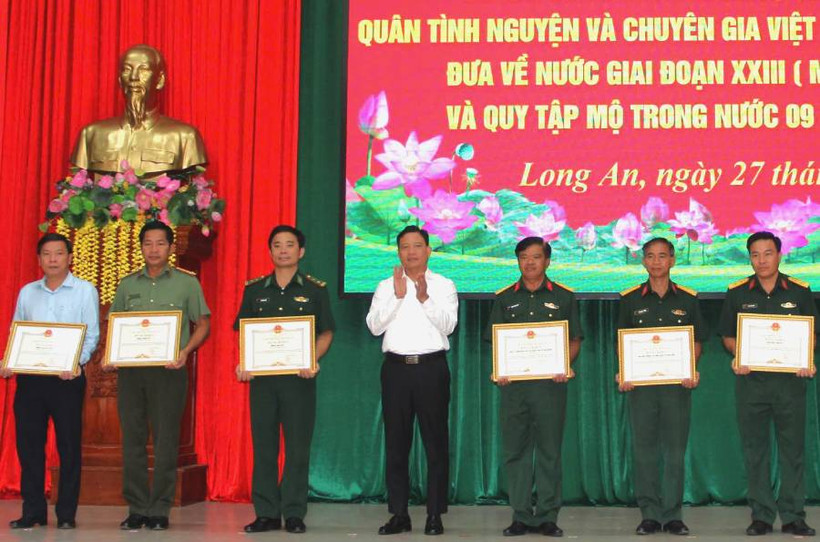 Lãnh đạo tỉnh Long An trao Bằng khen của Chủ tịch Ủy ban nhân tỉnh cho các tập thể.