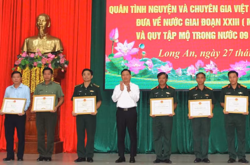 Lãnh đạo tỉnh Long An trao Bằng khen của Chủ tịch Ủy ban nhân tỉnh cho các tập thể.