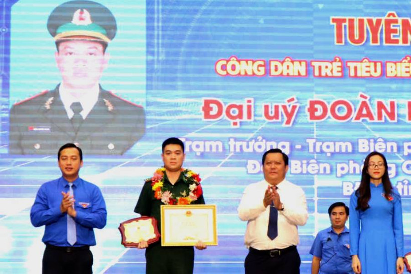 Lãnh đạo tỉnh Long An trao Bằng khen cho Đại úy Đoàn Nguyên Khang - Trạm trưởng Trạm Biên phòng cửa khẩu Mỹ Quý Tây (Đức Huệ, Long An).