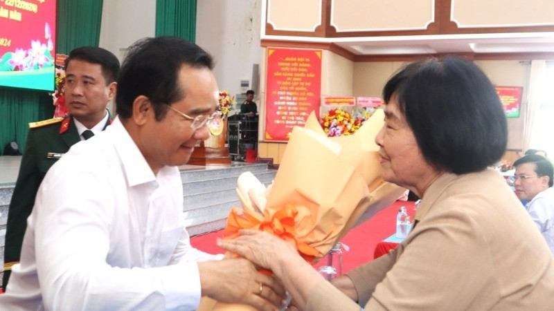 Bí thư Tỉnh ủy Long An Nguyễn Văn Được trao hoa tri ân Anh hùng lực lượng vũ trang Trần Thị Sữa. 