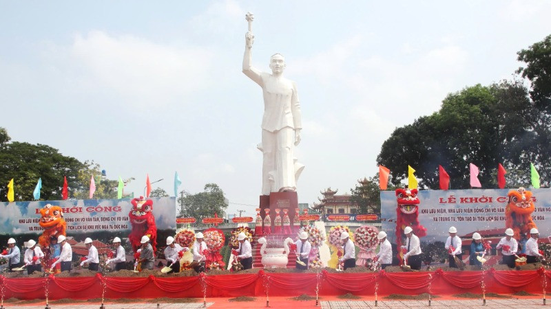 Lãnh đạo, nguyên lãnh đạo tỉnh và Trung ương động thổ khởi công dựng Khu lưu niệm đồng chí Võ Văn Tần và đồng chí Võ Văn Ngân.