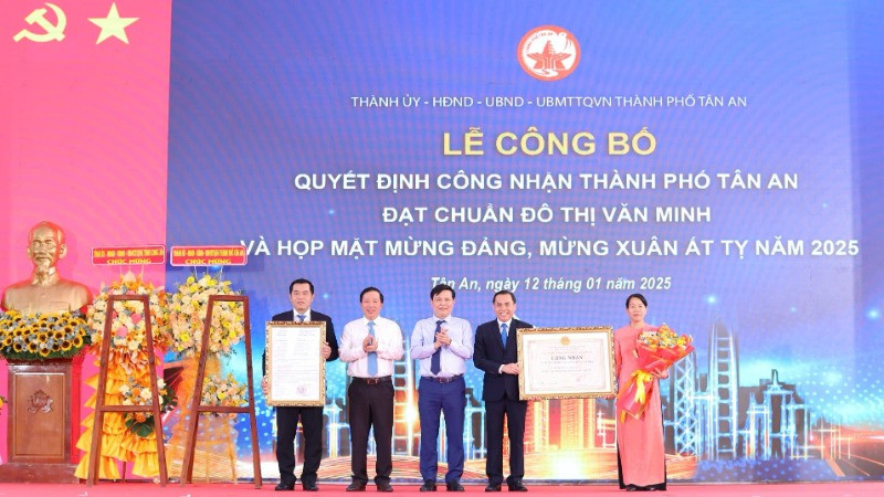 Lãnh đạo thành phố Tân An (Long An) đón nhận cờ thi đua của Chính phủ vì đã có thành tích tiêu biểu xuất sắc, dẫn đầu phong trào thi đua yêu nước năm 2023 của tỉnh Long An.
