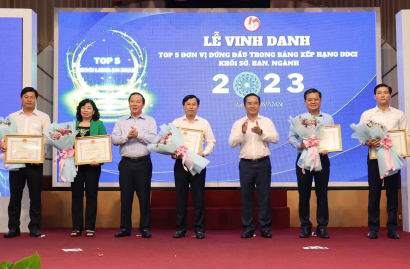 Vinh danh các đơn vị thực hiện có hiệu quả nhiều giải pháp để cải thiện và giữ vững 3 chỉ số (PCI, PGI, PAR Index) trên địa bàn tỉnh Long An.