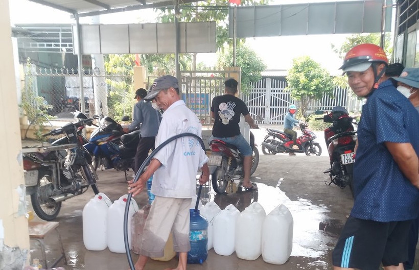 Người dân xã Tân Tập (Cần Giuộc, Long An) lấy nước ngọt từ xe chờ nước của đơn vị cấp nước hỗ trợ bà con trong lúc thiếu nguồn nước ngọt hợp vệ sinh từ hệ thống cấp nước. 