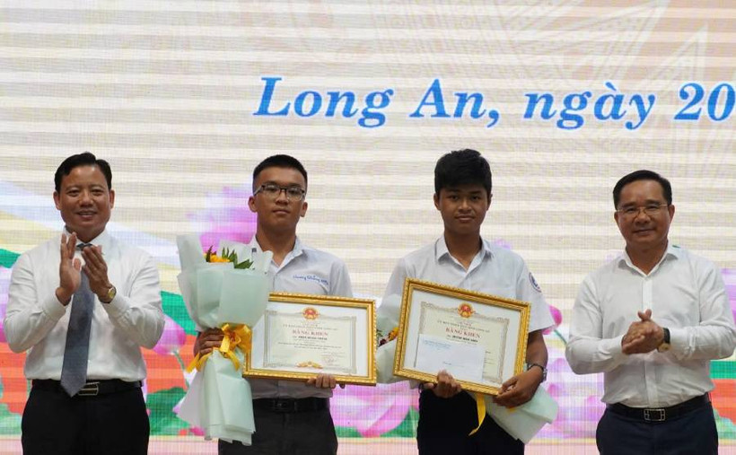 Lãnh đạo tỉnh Long An trao Bằng khen cho 2 học sinh đoạt giải Nhì Cuộc thi Khoa học Kỹ thuật cấp quốc gia.
