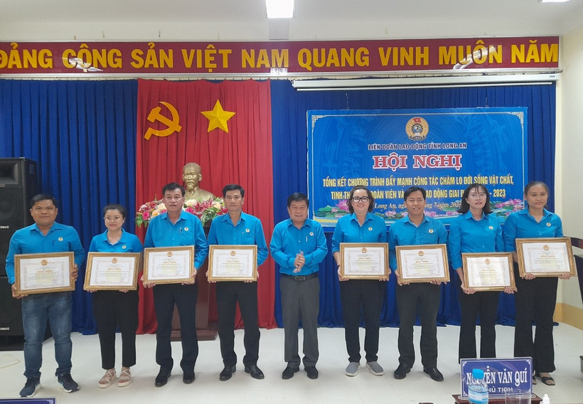 Chủ tịch Liên đoàn Lao động tỉnh Long An Nguyễn Văn Quí tặng bằng khen cho tập thể đã có thành tích tiêu biểu trong thực hiện Chương trình "Đẩy mạnh công tác chăm lo đời sống vật chất, tinh thần cho đoàn viên và người lao động” giai đoạn 2018-2023.