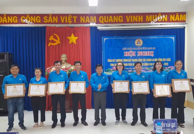 Chủ tịch Liên đoàn Lao động tỉnh Long An Nguyễn Văn Quí tặng bằng khen cho tập thể đã có thành tích tiêu biểu trong thực hiện Chương trình "Đẩy mạnh công tác chăm lo đời sống vật chất, tinh thần cho đoàn viên và người lao động” giai đoạn 2018-2023.